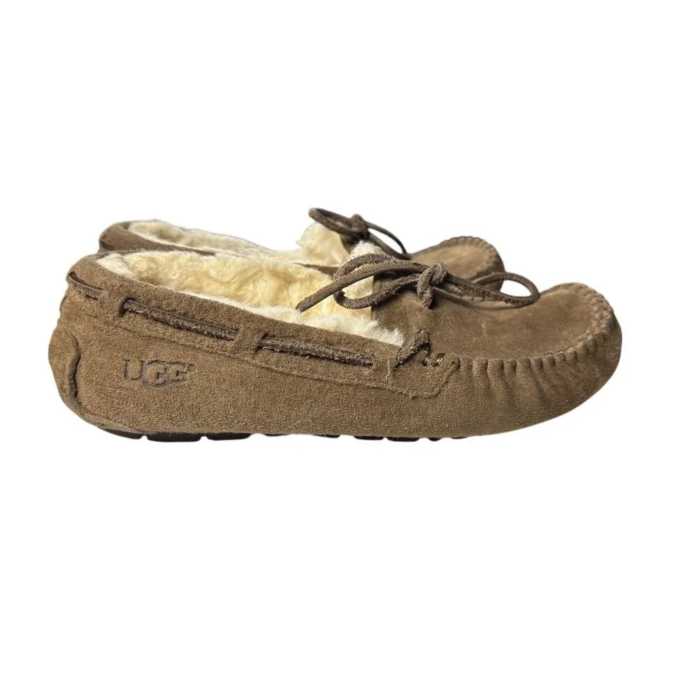 Ugg Womens Sz 6 Dakota Tan Suede Moccasin Slippers With Shearling Lining - Picture 1 of 7